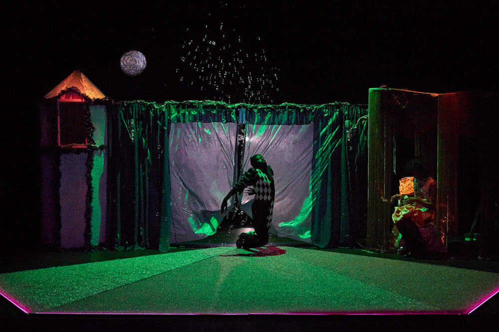 Anthony Martine et Mérendys Martine dans la pièce Quand on dort on n'a pas faim, avec une création lumière de Jérôme Baudouin, créateur lumière en danse, théâtre et spectacle vivant.